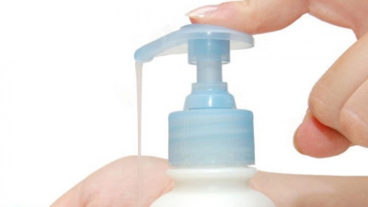 pericolele-din-gelurile-de-maini-antibacteriene