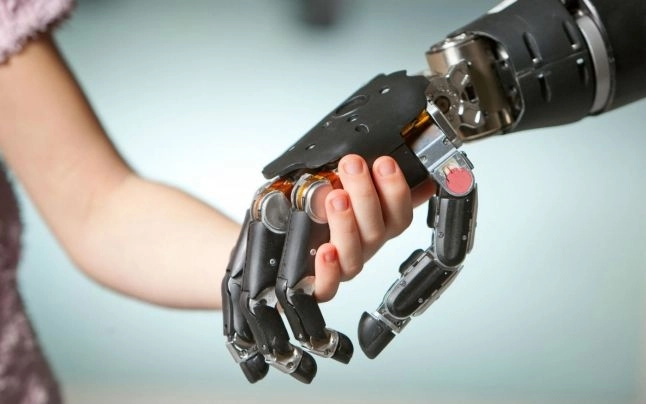 prima-proteza-care-simte-aproape-ca-o-mana-reala