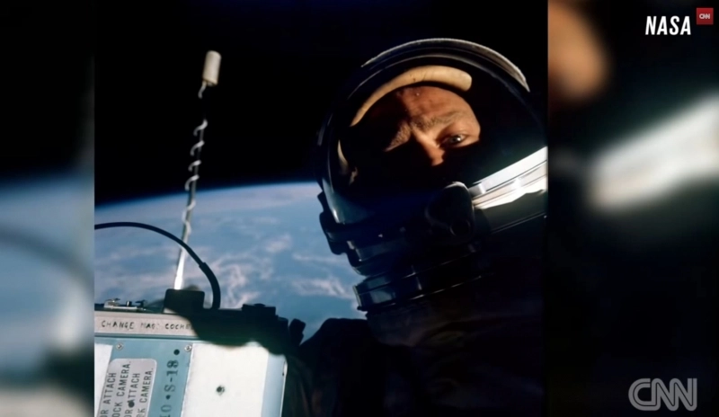 primul-selfie-facut-in-spatiu-va-fi-scos-la-vanzare