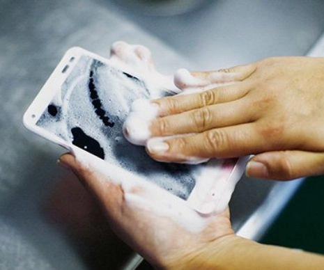 primul-smartphone-din-lume-care-se-poate-spala-cu-apa-si-sapun
