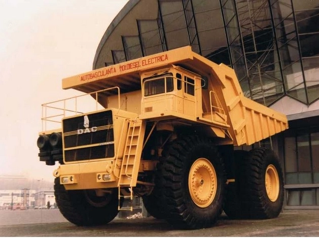 reportaj-cel-mai-mare-camion-construit-la-steagul-rosu-era-lat-cat-strada