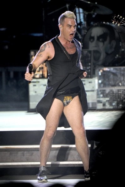 robbie-williams-cu-tigrul-la-vedere-pe-scena