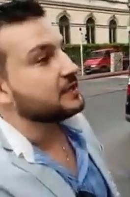 scandalos-doi-romani-filmati-cand-injura-si-umilesc-italieni-pe-strada-video
