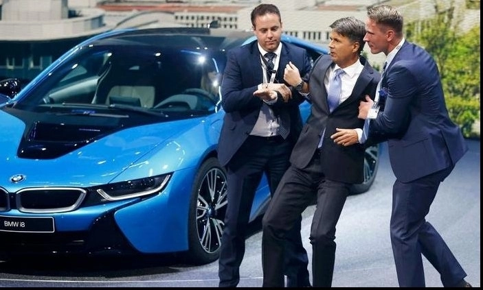 seful-bmw-a-lesinat-in-mijlocul-unei-prezentari-