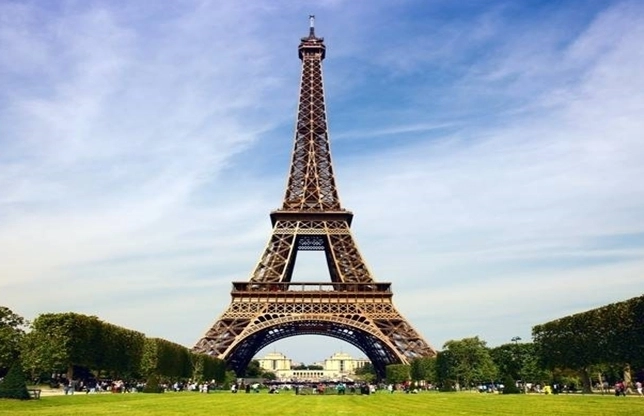 selfieurile-cu-turnul-eiffel-ar-putea-fi-interzise