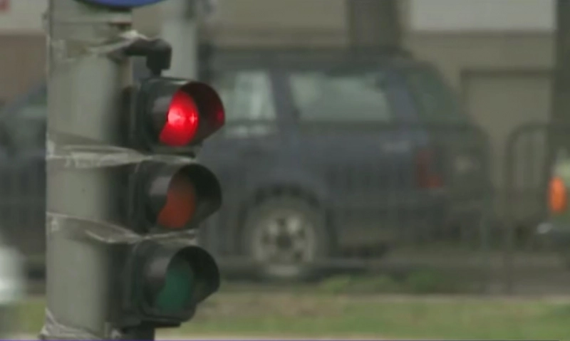 semafor-prins-de-stalp-cu-scotch