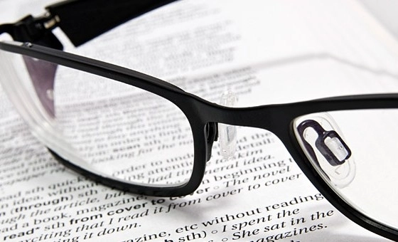 sfatul-optometristului-cand-stim-ca-este-timpul-pentru-ochelarii-de-citit