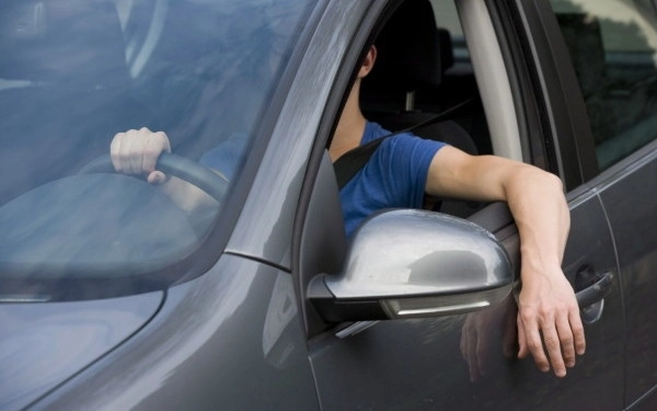 soferii-care-nu-beau-apa-la-fel-de-periculosi-in-trafic-precum-cei-sub-influenta-alcoolului