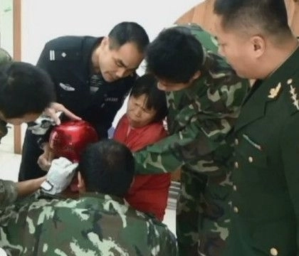 un-micut-a-ramas-blocat-cu-capul-intro-cratita