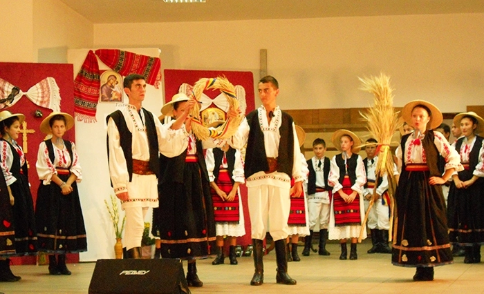 vatra-satului-festival-concurs-de-traditii-populare-la-teliu