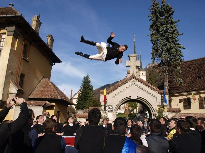 vineri-in-piata-unirii-aruncarea-in-tol-ritualual-de-initiere-a-junilor-tineri-galerie-foto