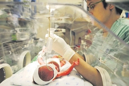 viral-cum-a-reusit-un-cuplu-sa-faca-vedete-o-pereche-de-gemeni-video