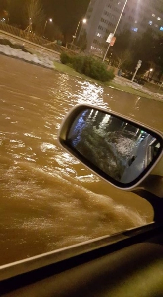 -giratoriul-de-la-mc-donalds-sa-transformat-aseara-in-pisicina-