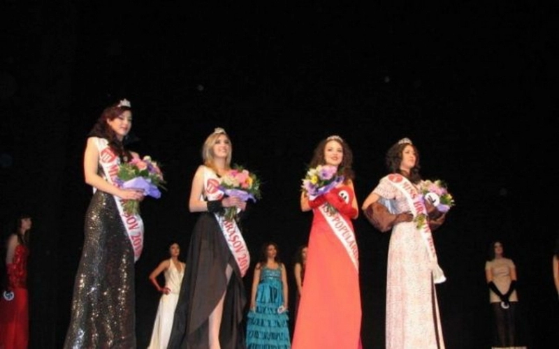 90-de-fete-de-la-poalele-tampei-aspira-la-titlul-de-miss-brasov-2016