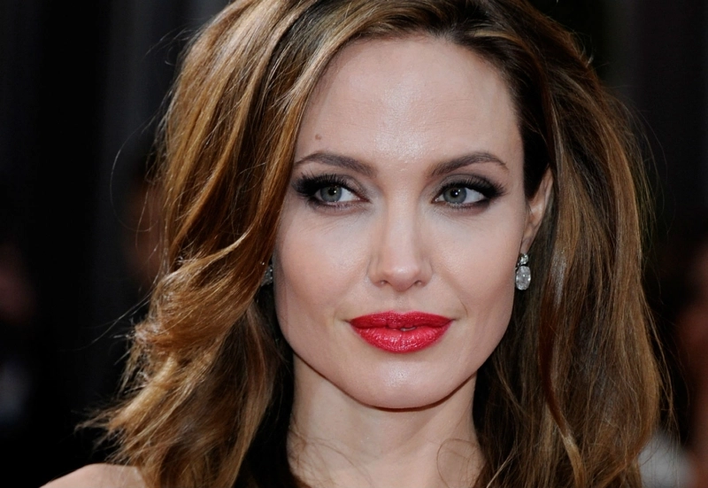 angelina-jolie-interogata-timp-de-patru-ore-de-fbi