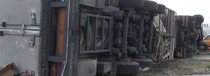 autocamion-cu-fier-vechi-rasturnat-la-paraul-rece