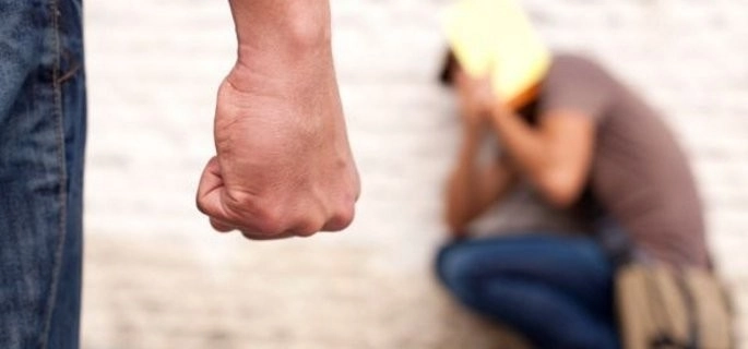 brasov-socant-doi-copii-au-lovit-un-barbat-in-scara-unui-bloc-iar-pe-un-altul-lau-batut-si-lau-aruncat-intrun-sant