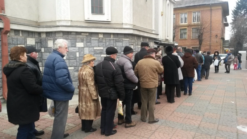 brasovenii-au-stat-la-cozi-de-zeci-de-metri-pentru-agheasma