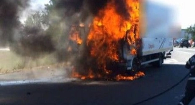 cabina-unui-camion-cuprinsa-de-flacari