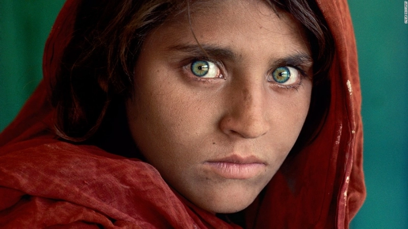celebra-fata-afgana-aparuta-pe-coperta-national-geographic-in-1985-arestata-in-pakistan