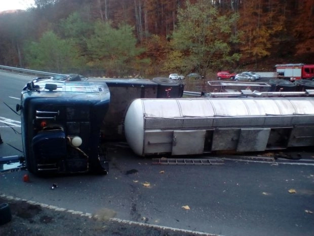 cisterna-incarcata-cu-soda-caustica-rasturnata-in-padurea-bogatii