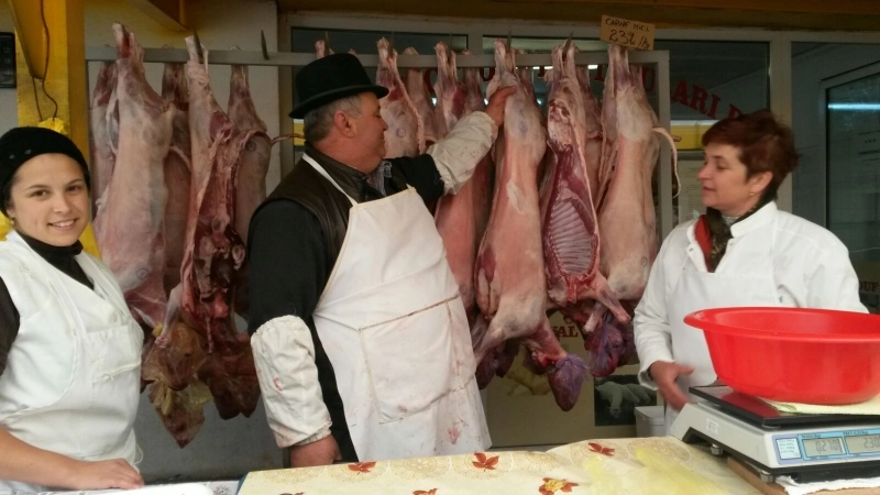 coada-la-miei-in-piata-tractorul-galerie-foto