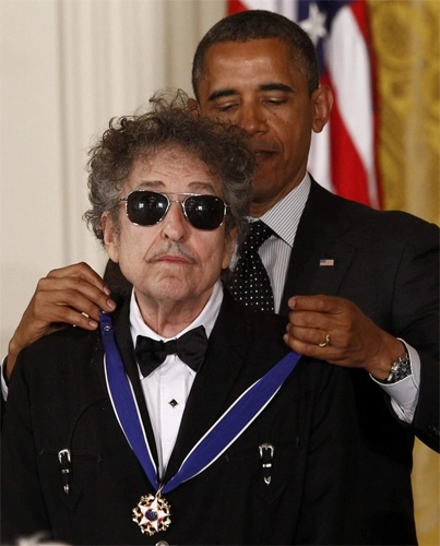 comitetul-nobel-renunta-sal-mai-contacteze-pe-bob-dylan