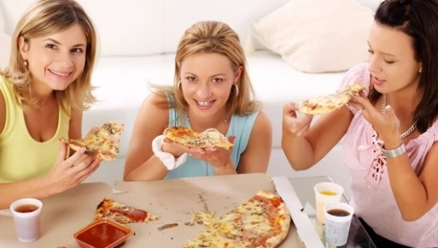 de-ce-femeile-mananca-mai-mult-in-prezenta-altor-femei