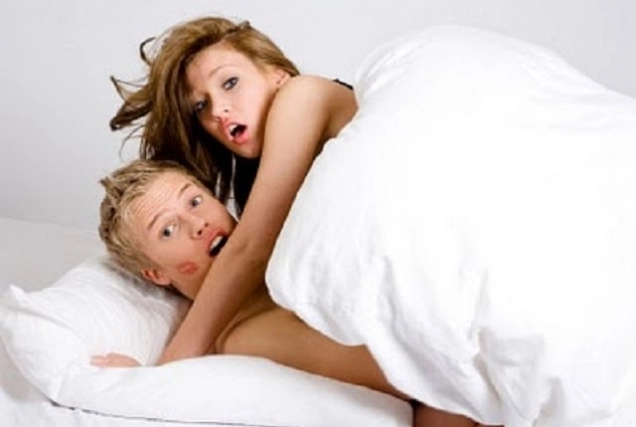 dea-rasul-plansul-papagalul-turnator-la-dat-de-gol-pe-un-barbat-dupa-ce-sia-inselat-nevasta