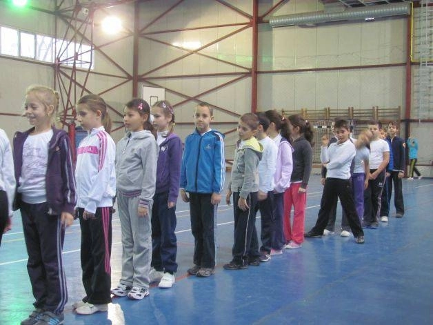 elevii-scutiti-de-efort-fizic-trebuie-sa-fie-prezenti-la-orele-de-sport