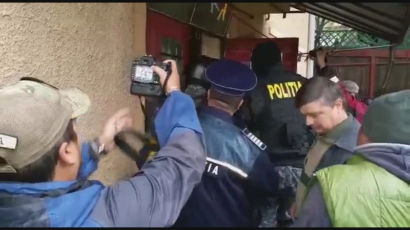 incredibil-o-brasoveanca-tinea-21-de-caini-intro-garsoniera-au-intervenit-mascatii-foto-video