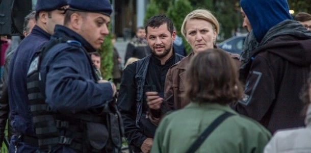 jandarmii-au-amendat-actorii-dintro-piesa-de-teatru-pentru-ca-au-adus-jigniri-in-general-video