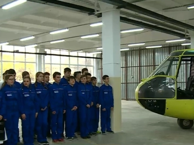 mai-multi-liceeni-brasoveni-vor-invata-cum-se-repara-elicopterele-chiar-pe-un-aparat-de-zbor-adevarat