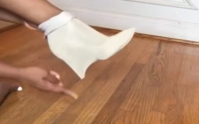 noul-trend-care-a-acaparat-lumea-modei-purtatul-ciorapilor-peste-pantofi-