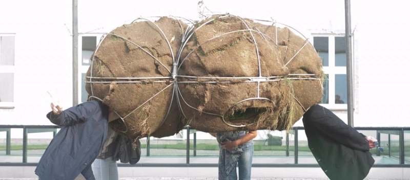 o-gradina-artificiala-suspendata-pe-aleea-de-dupa-ziduri