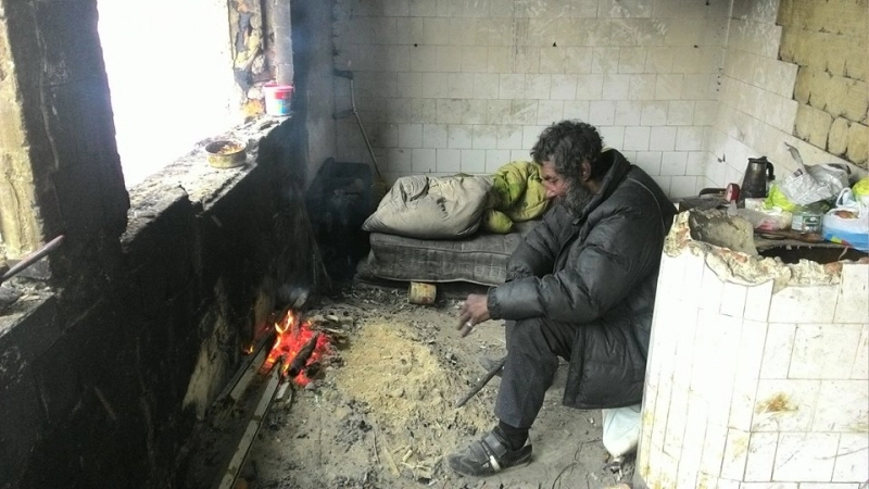 o-mana-de-ajutor-pentru-oamenii-strazii