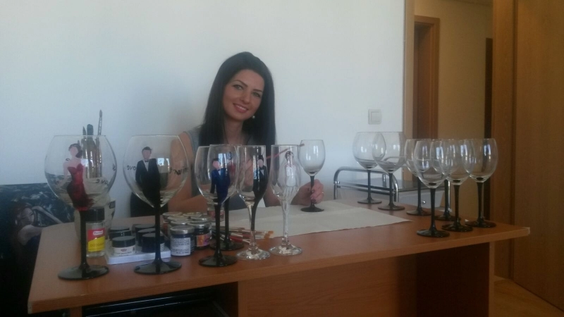 pahare-pictate-la-brasov-zeci-de-comenzi-pentru-franta-