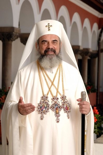patriarhul-romaniei-indeamna-la-pastrarea-familiei-compusa-din-barbat-si-femeie