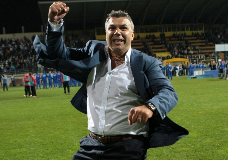recunostinta-cosmin-olaroiu-a-fost-desemnat-cel-mai-bun-antrenor-din-orientul-mijlociu-in-2015