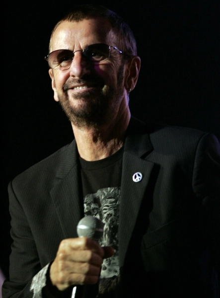 ringo-starr-de-la-the-beatles-in-culmea-fericirii-este-primul-membru-al-trupei-care-devine-strabunic