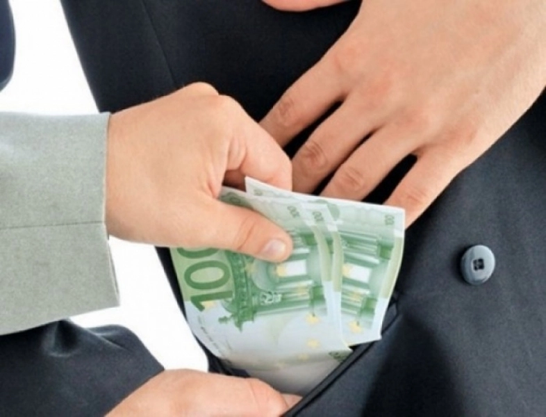 romanii-primii-din-uniunea-europeana-care-dau-mita-pentru-asi-usura-accesul-la-servicii-publice