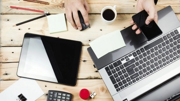 sfatul-optometristului-cat-de-daunatoare-poate-fi-lumina-albastra