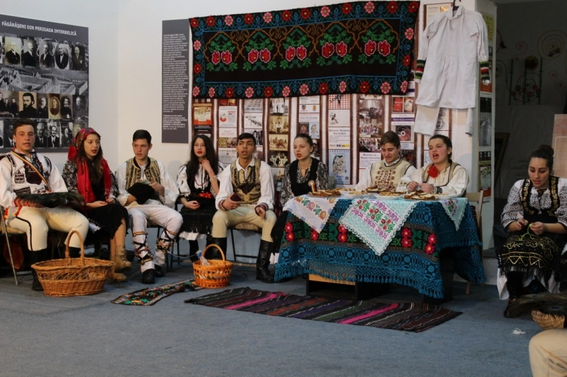 spectacol-si-targ-caritabil-al-liceenilor-din-fagaras-pentru-ai-ajuta-pe-colegii-saraci