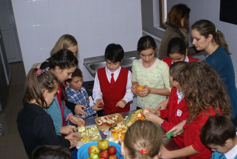 sute-de-fructe-si-legume-donate-de-elevi-pentru-alti-copii