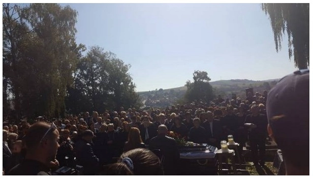 sute-de-persoane-au-participat-la-funeraliile-lui-ioan-gyuri-pascu