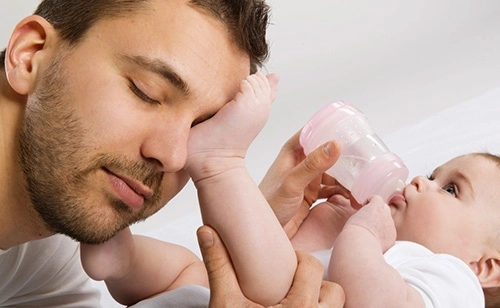 tatii-ar-putea-primi-concediu-paternal