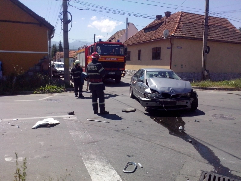 ultima-ora-accident-in-stupini-trei-masini-sau-facut-praf-o-persoana-ranita-galerie-foto