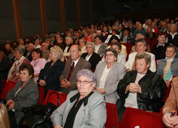 un-proiect-de-lege-solicita-bilete-gratis-pentru-pensionari-la-teatru-filme-si-concerte