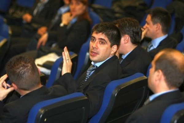 un-roman-observator-la-un-meci-de-liga-campionilor-la-fotbal