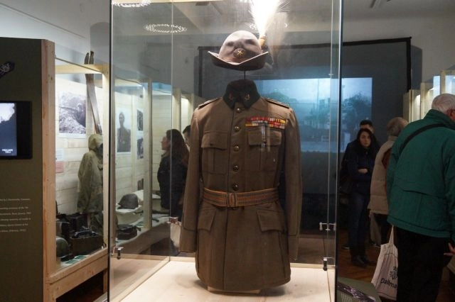 uniforma-de-vanator-de-munte-a-regelui-ferdinand-expusa-la-muzeul-de-istorie-